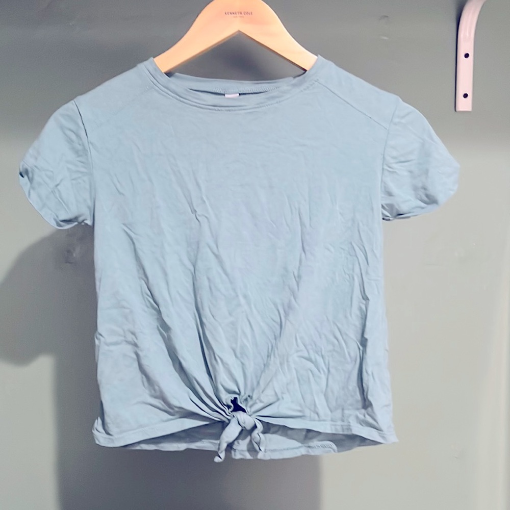 Girls Zella shirt with a simple tie at the bottom